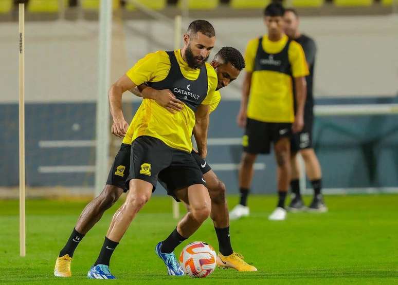 Benzema durante treinamento do Al-Ittihad –