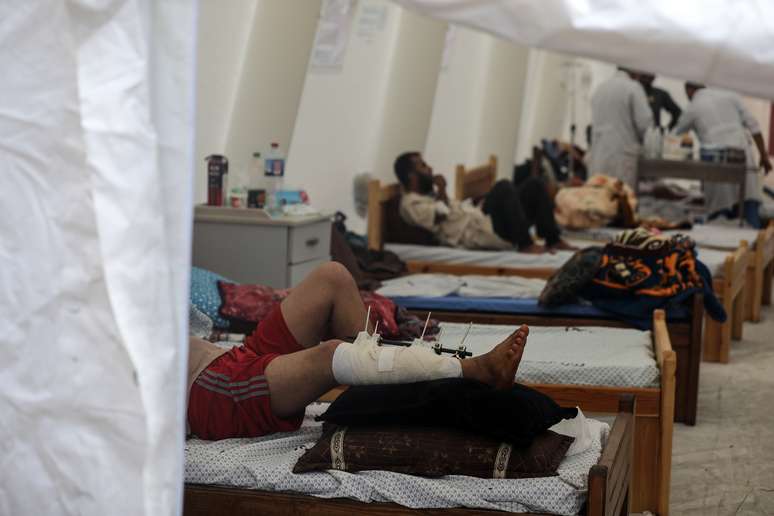Foto mostra feridos sendo tratados na tenda montada no pátio do Hospital Shuhada al-Aqsa, em 17 de outubro de 2023