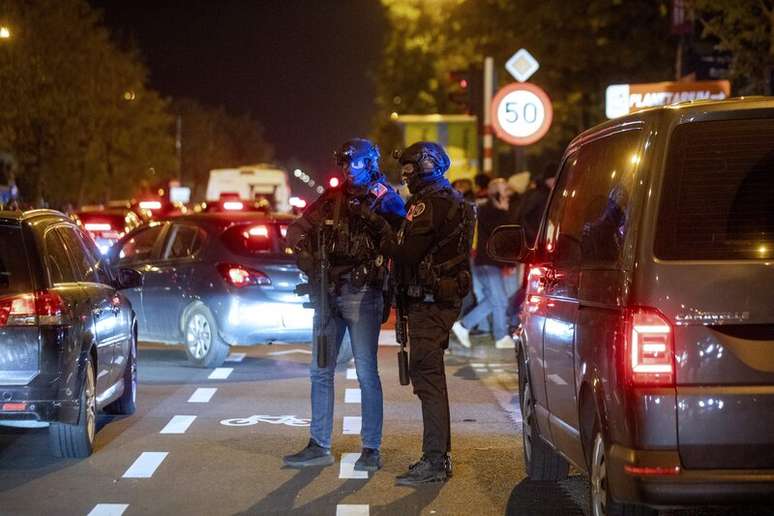 Bélgica e Suécia foi suspenso por morte de dois torcedores a tiros perto do estádio –