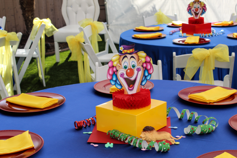 14. Decoração de Dia das Crianças: mesa com decoração central de palhaço – Foto: Shutterstock