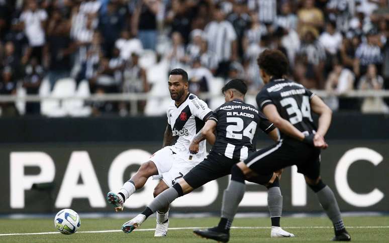 Por que o jogo Botafogo x Grêmio hoje acontece em São Januário?