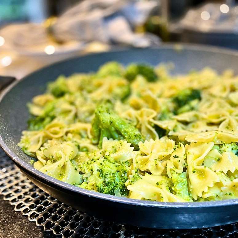 MACARRÃO COM BRÓCOLIS