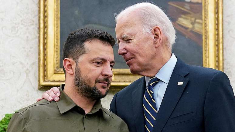 O presidente ucraniano, Volodymyr Zelensky (à esquerda), é abraçado por Biden no Salão Oval da Casa Branca em Washington, no dia 21 de setembro de 2023