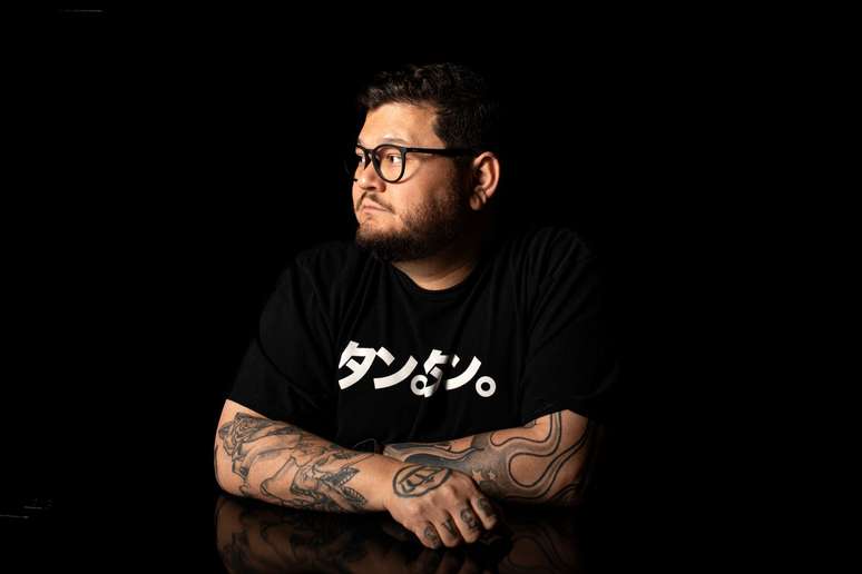 Thiago Bañares é o chef e dono do Tan Tan Noodle Bar, Kotori e The Liquor Store, todos em São Paulo. Desde o ano passado o Tan Tan figura na lista dos 100 melhores bares do mundo pelo The 50 Best, único brasileiro da lista