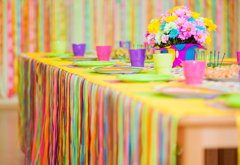 9. Decoração de Dia das Crianças: fitas coloridas enfeitam esta mesa – Foto: Shutterstock