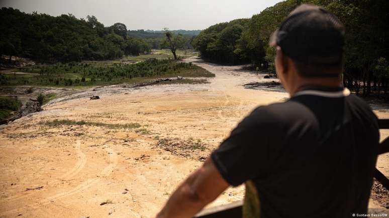 Sem água, transporte fluvial fica inviabilizado e isola comunidades ribeirinhas