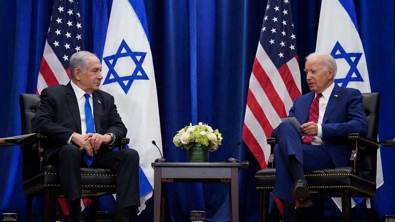 O presidente dos EUA, Joe Biden (à direita), conversa com o primeiro-ministro israelense, Benjamin Netanyahu, durante a 78ª Assembleia Geral da ONU na cidade de Nova York, EUA, 20 de setembro de 2023