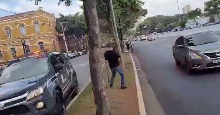 Durante comemora&ccedil;&atilde;o do anivers&aacute;rio de 53 anos do batalh&atilde;o em S&atilde;o Paulo, viatura da Rota faz manobras e atinge duas pessoas que estavam em uma moto.