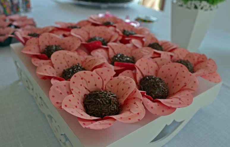 38. Decoração de Dia das Crianças: brigadeiros na forma de flor de papel – Foto: Shutterstock