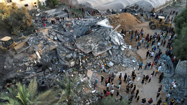 Os destroços de moradia palestina destruída em ataques israelenses no centro da Faixa de Gaza, em 15 de outubro