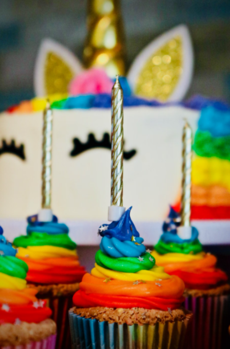 4. Decoração Dia das Crianças: cupcakes coloridos combinam com o bolo de unicórnio – Foto: Unsplash