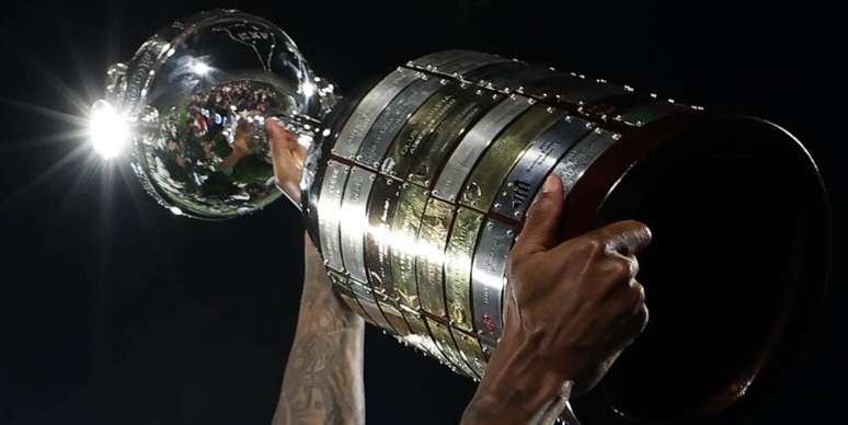 Taça da Libertadores tem apenas mais dois espaços para placas que representam os campeões do torneio –