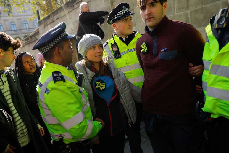 Ativista climática sueca Greta Thunberg é detida durante um protesto em Londres,  em 17 de outubro de 2023.