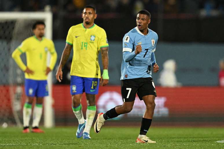 Campo de futebol com escalação da equipe do equador para