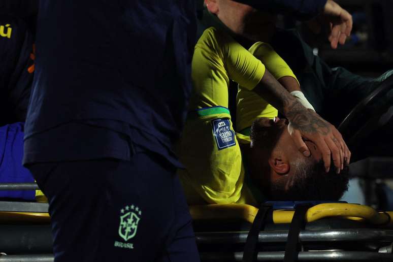 Neymar leaves the stadium on crutches and will undergo new tests in Sao Paulo