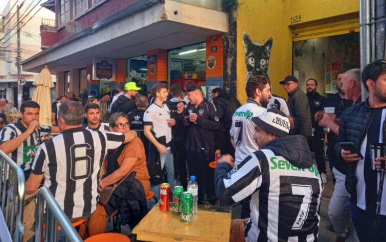 Torcida do Botafogo lota o Mercado Bicalho –