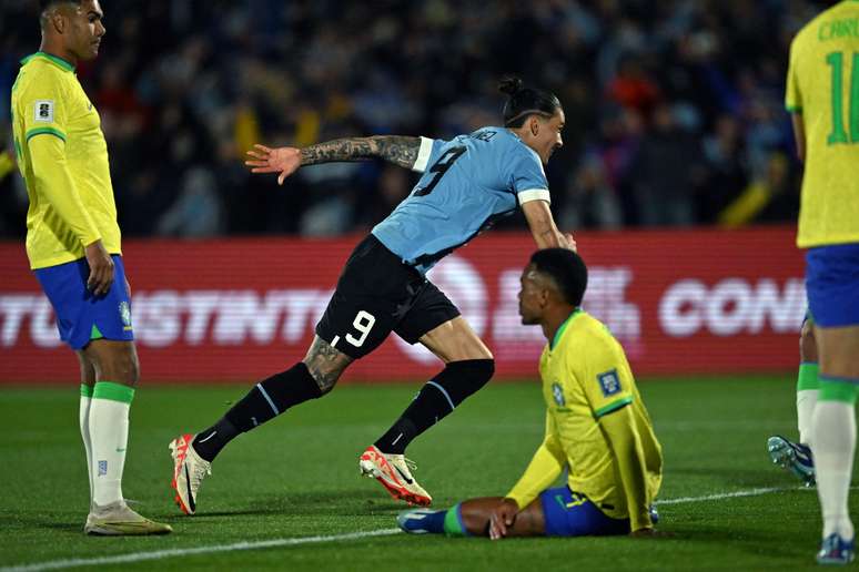 Brasil perde Neymar por lesão e sofre derrota para o Uruguai em Montevidéu