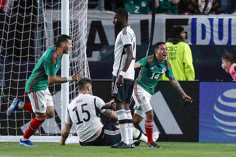 Erick Sanchez comemora segundo gol mexicano em amistoso contra a Alemanha –