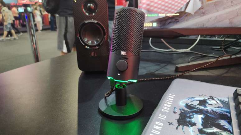 O JBL Quantum Stream ainda traz uma iluminação RGB discreta e base articulada feita em metal (Imagem: Felipe Vidal/Canaltech)