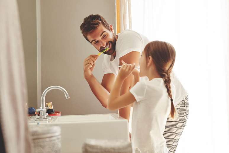 Recompensas diárias, semanais e mensais tornam a escovação divertida e incentivam hábitos de higiene 