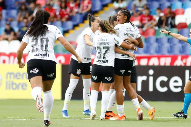 Corinthians goleia Internacional com recorde de público e