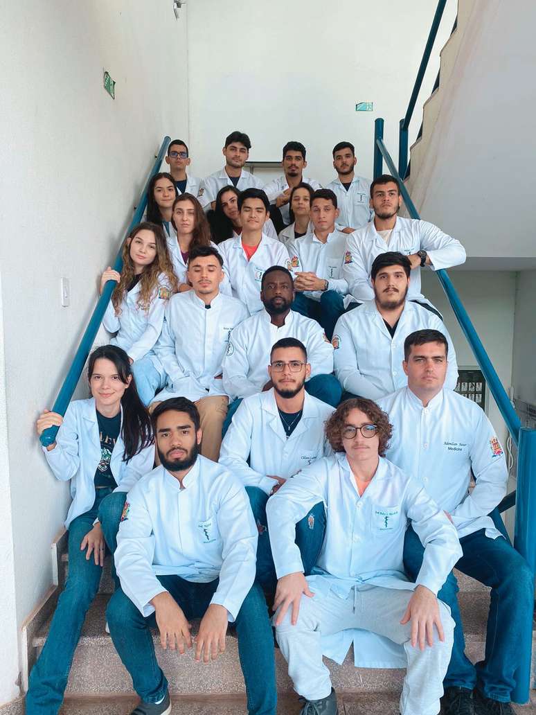 Vinícius aparece ao centro da foto ao lado de colegas de classe