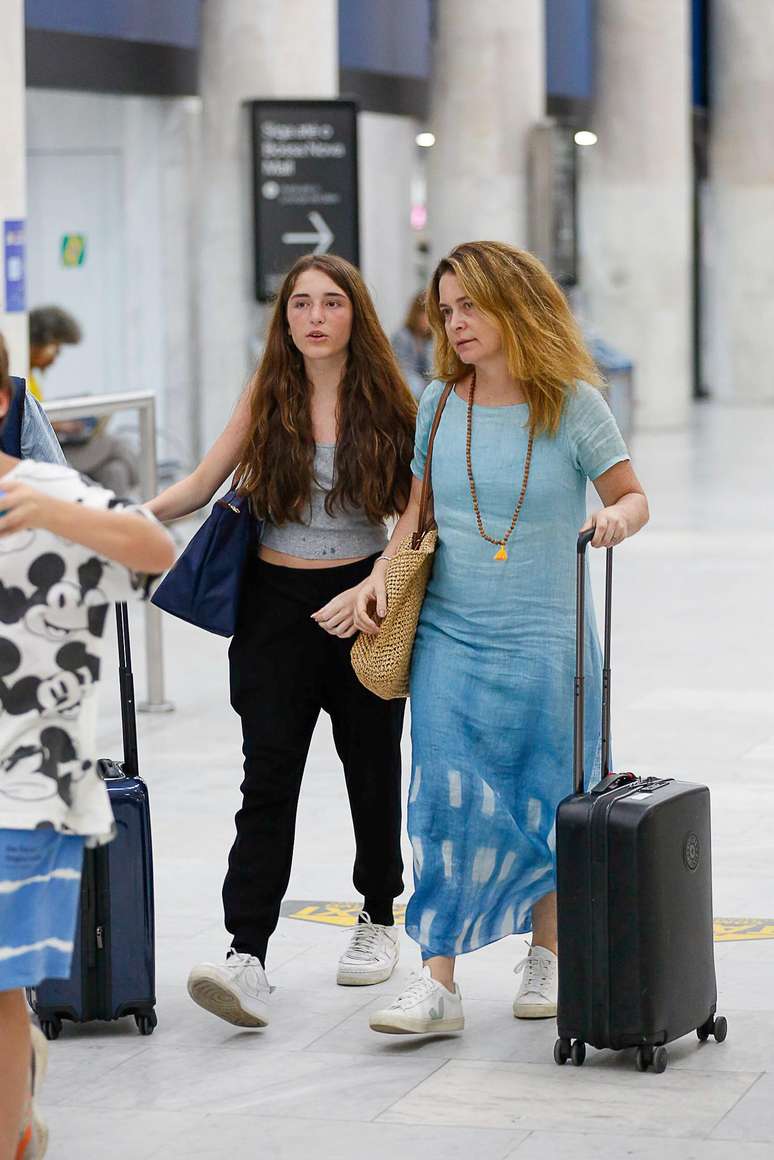 Claudia Abreu e a filha, Felipa, em aeroporto no Rio de Janeiro