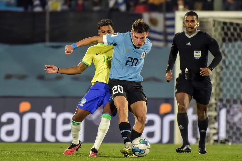 Uruguai sai na frente diante do Brasil pelas Eliminatórias da Copa