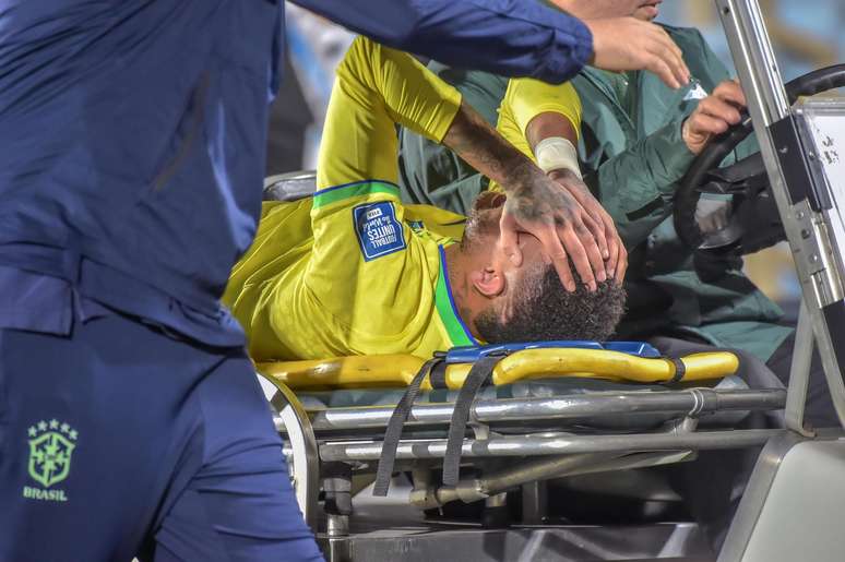 Neymar deixa campo chorando após se machucar durante jogo entre Uruguai e Brasil pelas Eliminatórias da Copa.