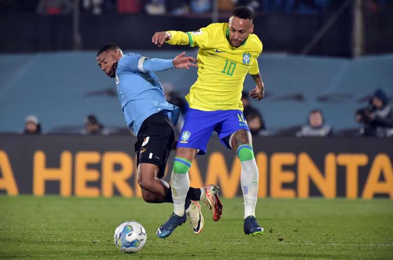 Neymar saiu lesionado na derrota para a seleção uruguaia