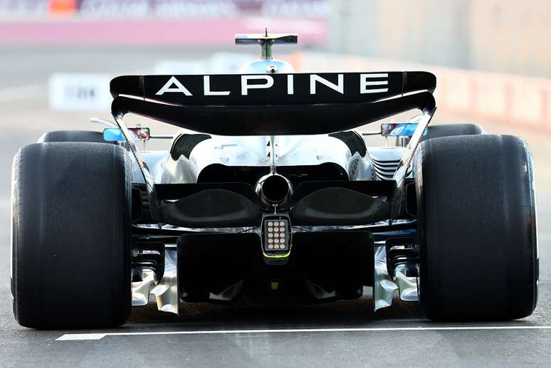 Alpine vai tentando se movimentar, mas problema não é só motor...