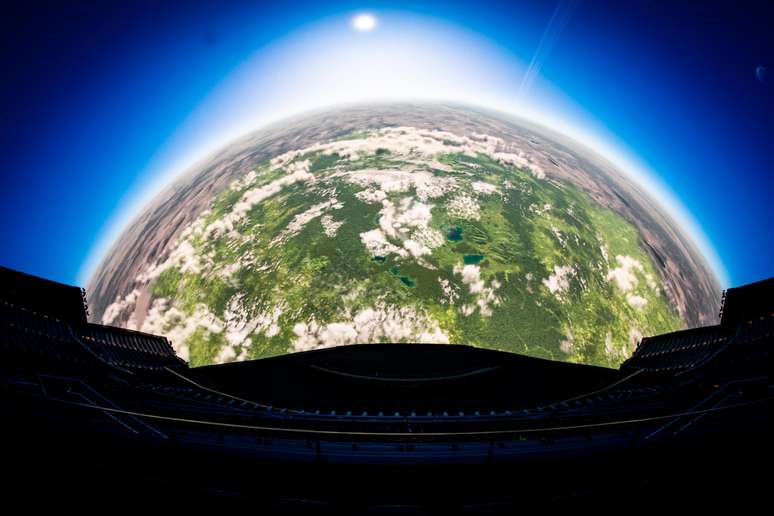 Experiência imersiva “Cartão Postal para a Terra” exibe filme multissensorial do cineasta Darren Aronofsky