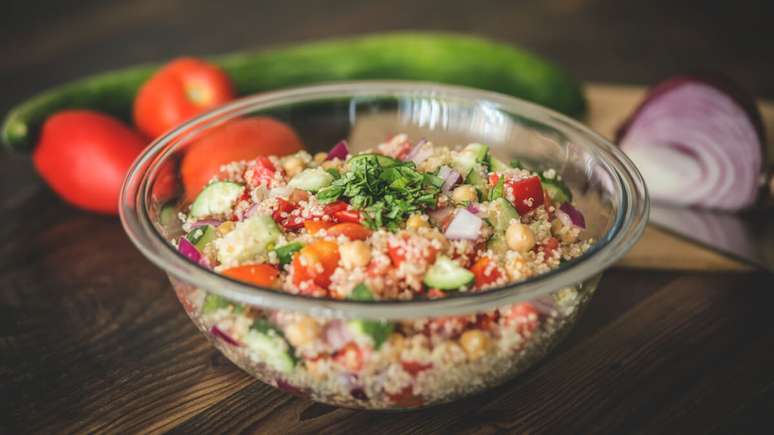 Salada de quinoa com grão-de-bico, tomate e pepino 