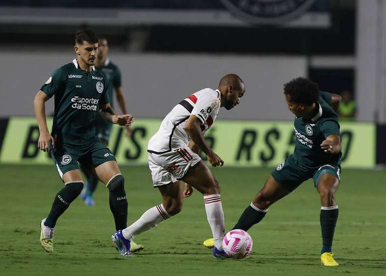 Lucas Moura, bem marcado, não tem sucesso contra o Goiás –