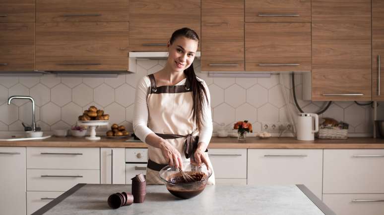 Cozinhar as pr&oacute;prias refei&ccedil;&otilde;es facilita manter uma alimenta&ccedil;&atilde;o adequada 