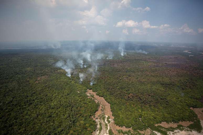 Estiagem prolongada esvazia o leito de rios e igarapés da amazônia e facilita a ocorrência de incêndios florestais