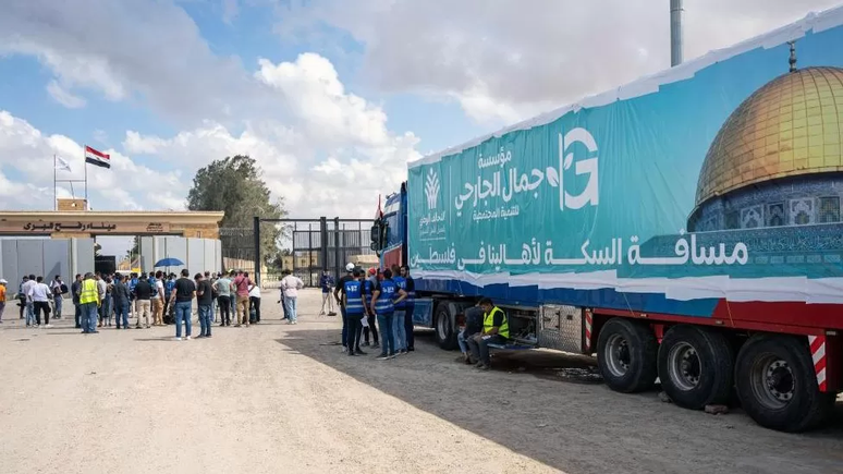 Caminhões fazem fila para entrar em Gaza com alimentos, produtos médicos e combustível