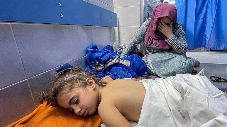 Menina ferida por ataques aéreos israelenses é tratada no hospital al-Shifa.