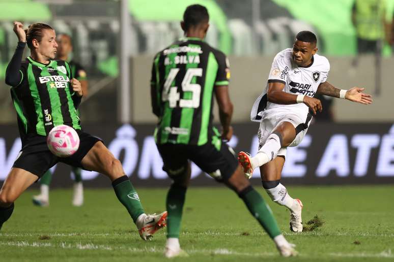 Júnior Santos marcou os gols da vitória do Botafogo 