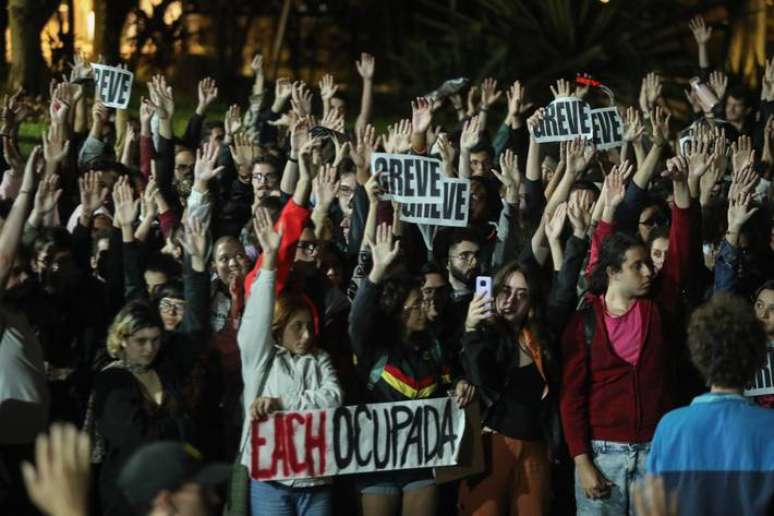 Estudantes se manifestam à favor da continuidade da greve em assembleia realizadas na USP