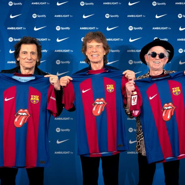 Mick Jagger, Keith Richards e Ron Wood posam com a camisa do Barcelona –