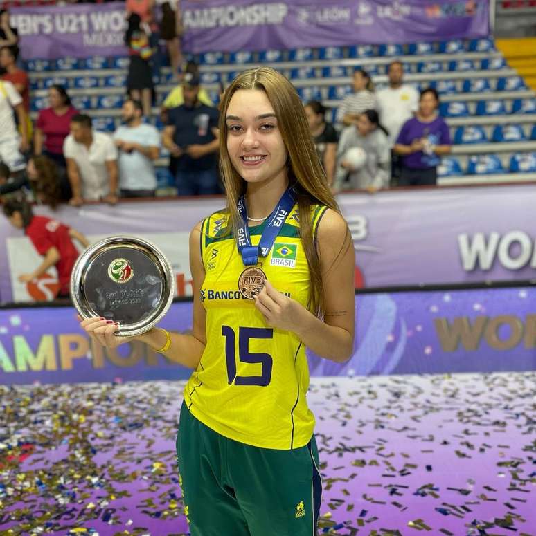 Vôlei: cheia de Chiquititas, seleção renovada encara 1ª prova de fogo