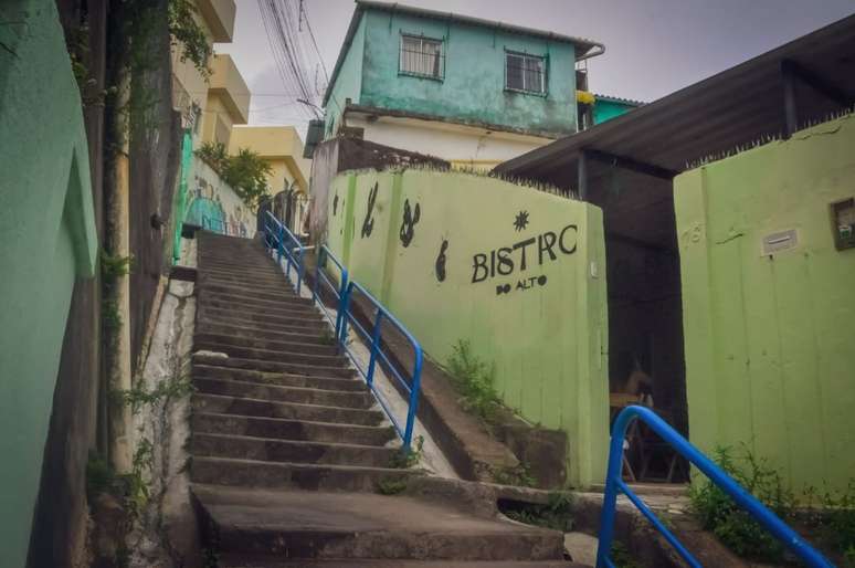 Escadaria do Alto Santa Isabel, na periferia de Recife, onde empreendedorismo culinário atrai moradores locais e visitantes