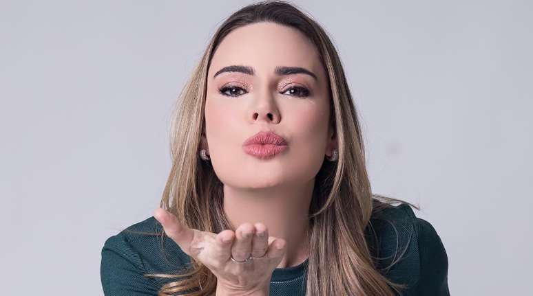 Beijinho para as inimigas: Rachel Sheherazade sai gigante de 'A Fazenda 15'