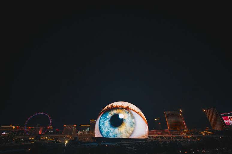 Projeção de um olho humano na maior tela de LED do mundo