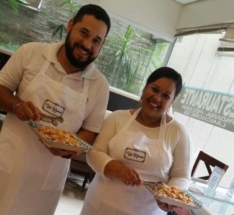Eraldo e a irmã Giordana, também sócia da empresa, fazendo degustação dos produtos em um restaurante de São Paulo nos primeiros meses de Vó Nena