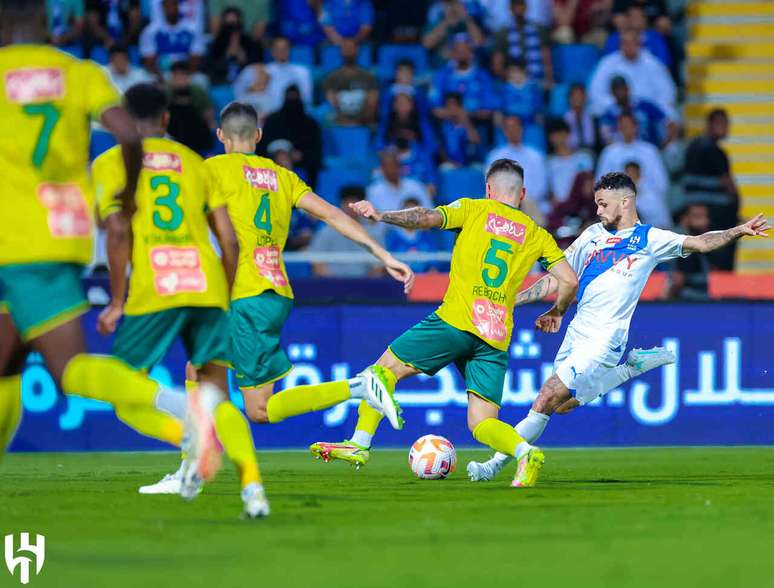 Jogadores de Al-Hilal e Al-Khallej em disputa de bola pelo Campeonato Saudita –