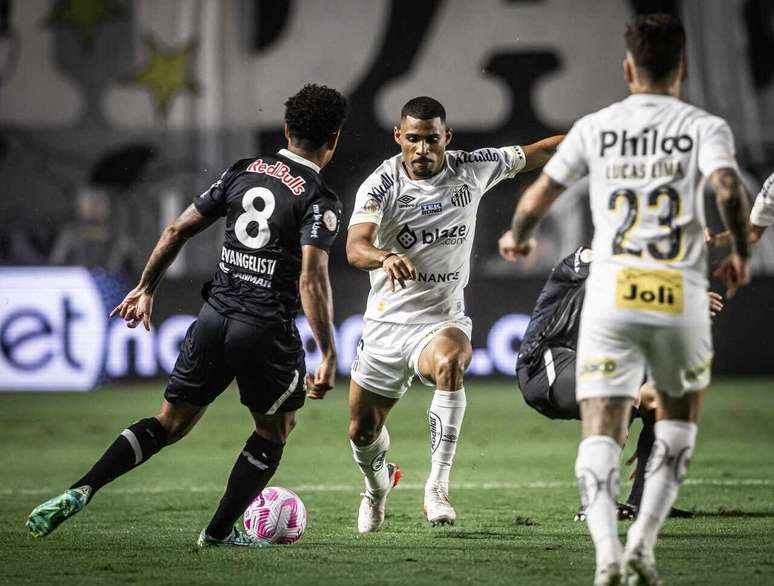 Lucas Evangelista (de preto) disputa a bola contra a marcação santista. Bragantino leva a melhor na Vila –  Divulgação/Santos FC