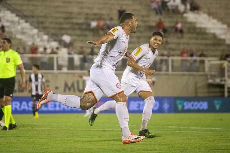 Fernandão fez os dois gols da vitória mineira –