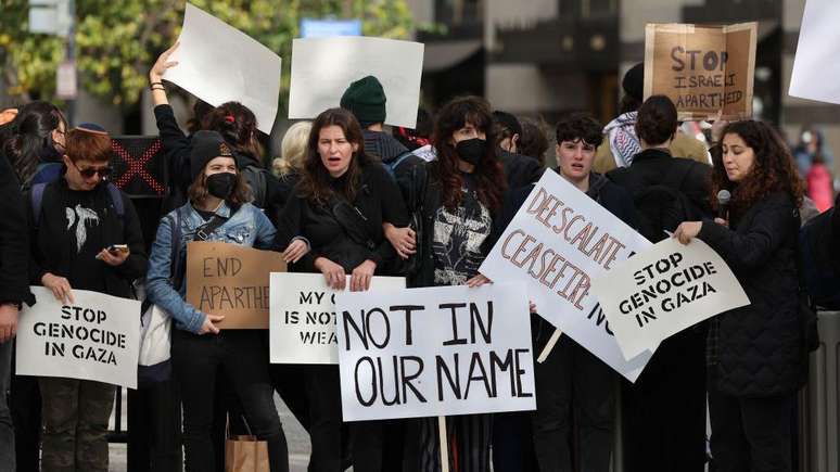 Membros da comunidade judaica protestam nos Estados Unidos contra a ofensiva de Israel em Gaza